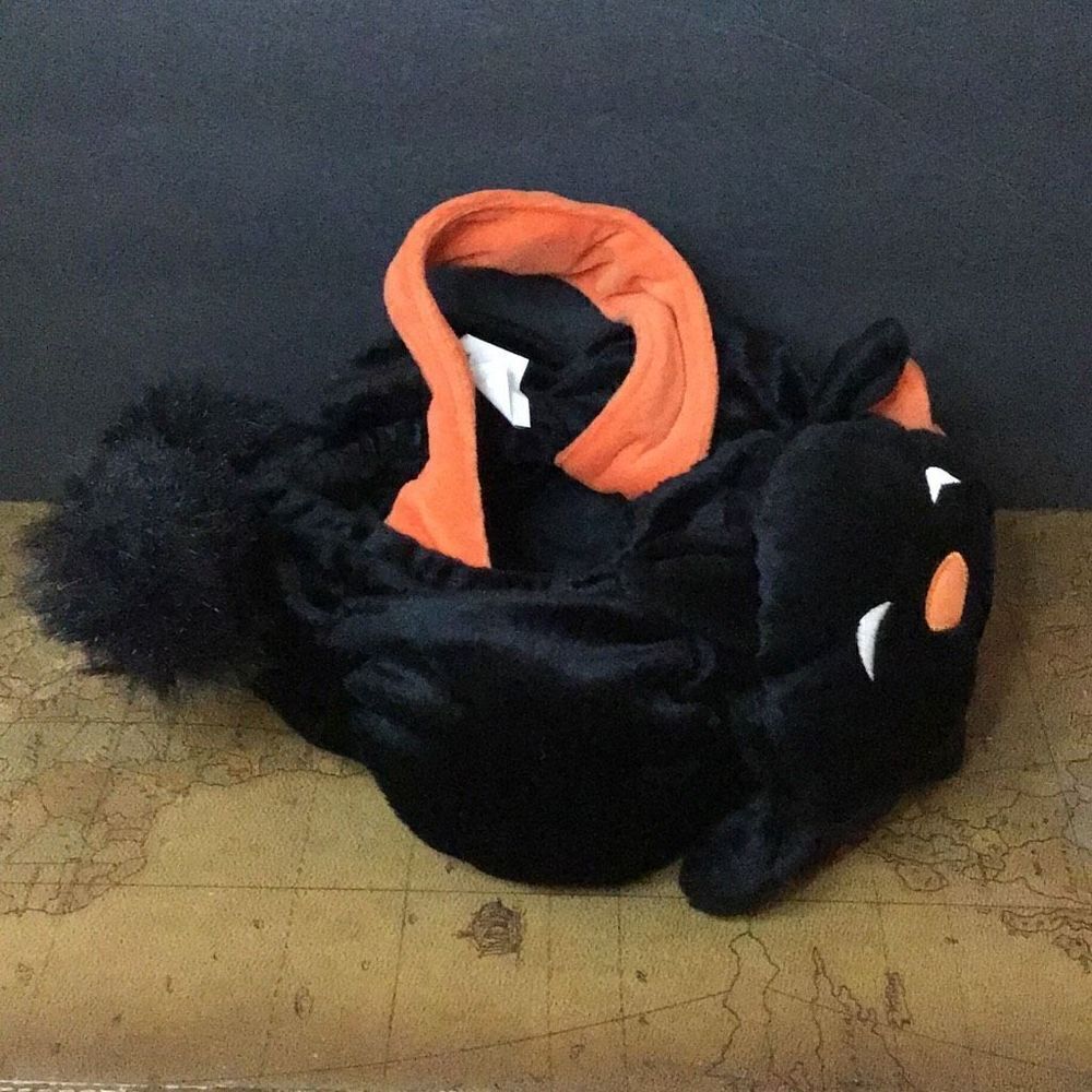 Cute and cuddly, trick-or-treat candy bag By Le top